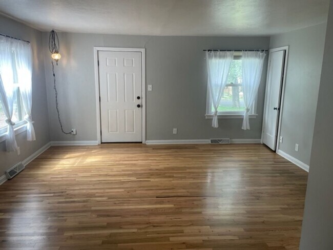 Building Photo - 2 Bedroom - Westside Charmer
