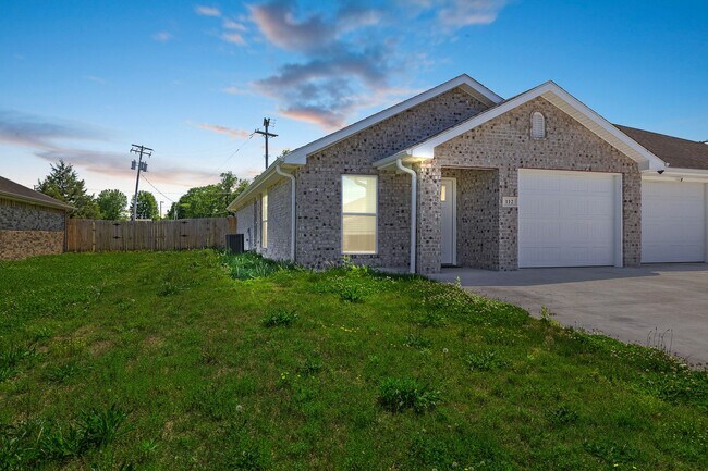 Building Photo - Incredible 3 Bedroom Home In Carl Junction!