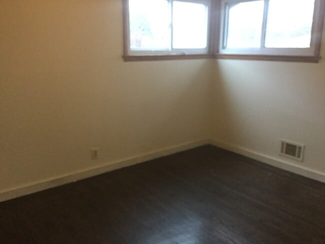 Building Photo - 3BR 1BA Single Family