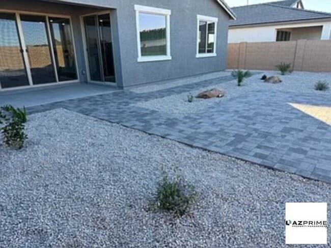 Foto del edificio - W Saddlehorn Rd