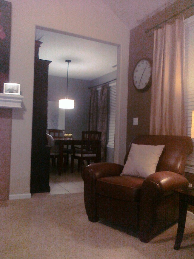 Vista desde la sala de estar hacia el comedor/cocina. - 1405 Legends Court
