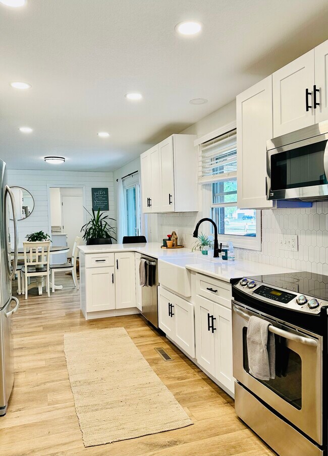 Kitchen - 8 Applewood Ct W