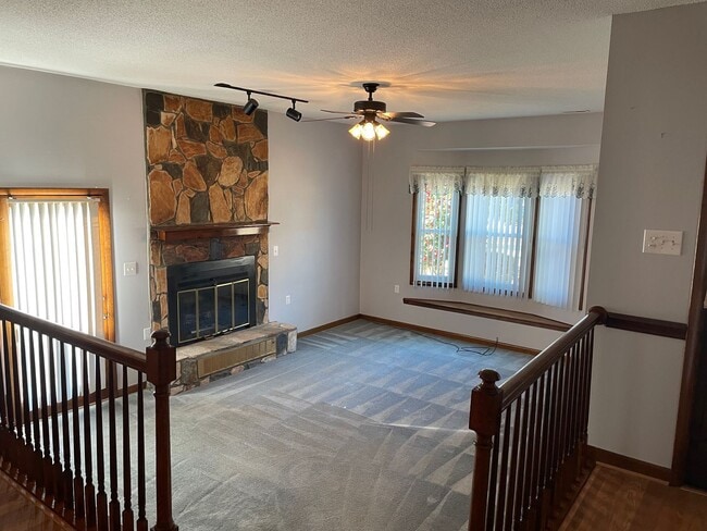 Building Photo - 3 Bedroom / 2 Bath Ranch