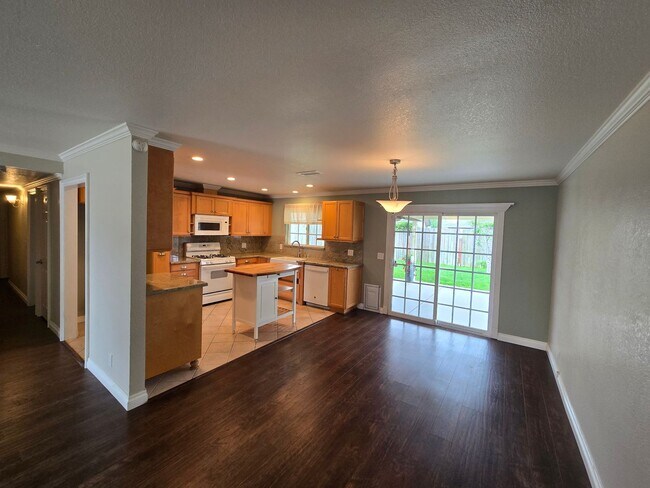 Foto del edificio - Beautiful 4 Bedroom 2 Bathroom Home,