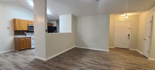Building Photo - Available now 3 bed/2bath ranch Fenced in ...