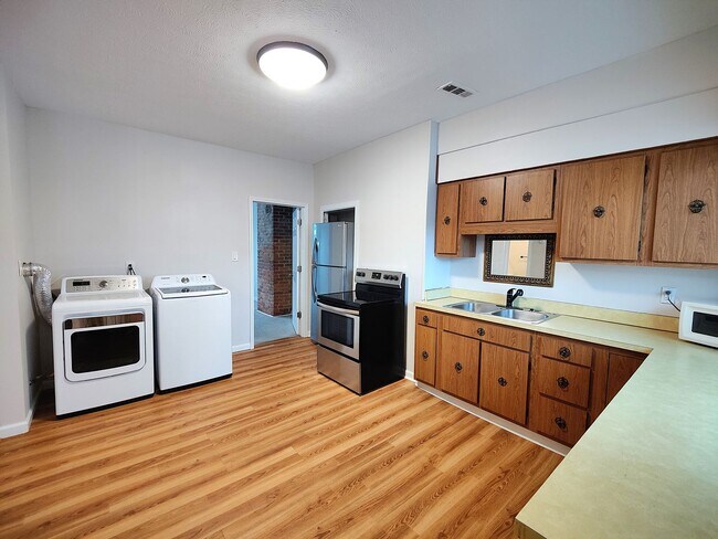 Foto del edificio - *Recently Updated 2BD/1BA Apartment availa...