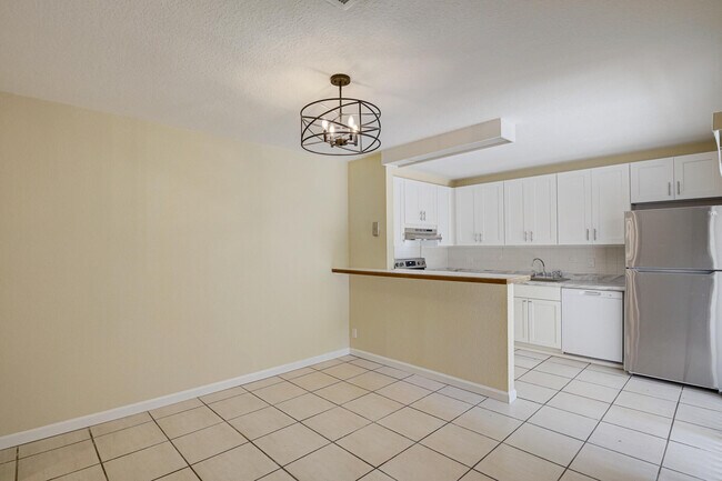 Building Photo - 145 Lake Arbor Dr