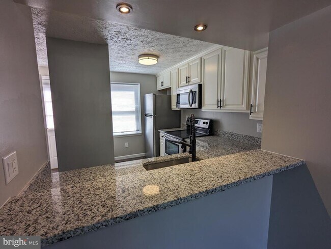 Foto del edificio - 1680 Thenia Pl