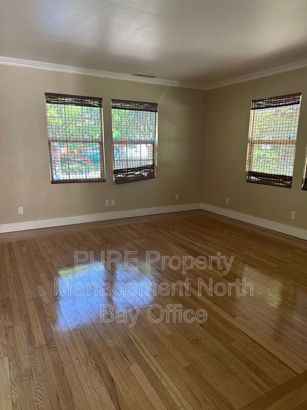 Foto del edificio - 570 N School St