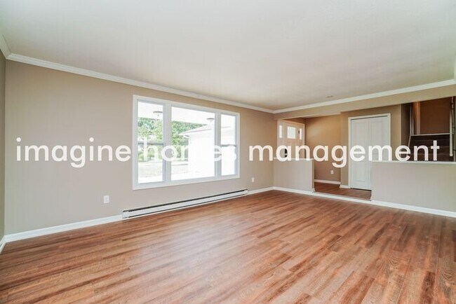 Foto del edificio - Coming in October!! Completely Renovated 4...