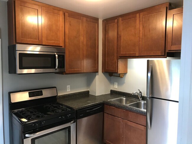Building Photo - REDUCED!! Large 4 bed 2 full bath house in...