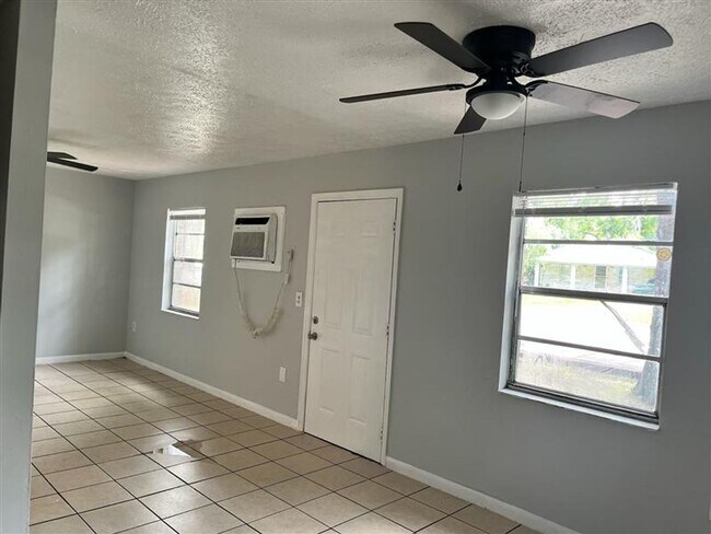 Foto del edificio - 2 BED 1 BATH READY TO RENT IN PLANT CITY!