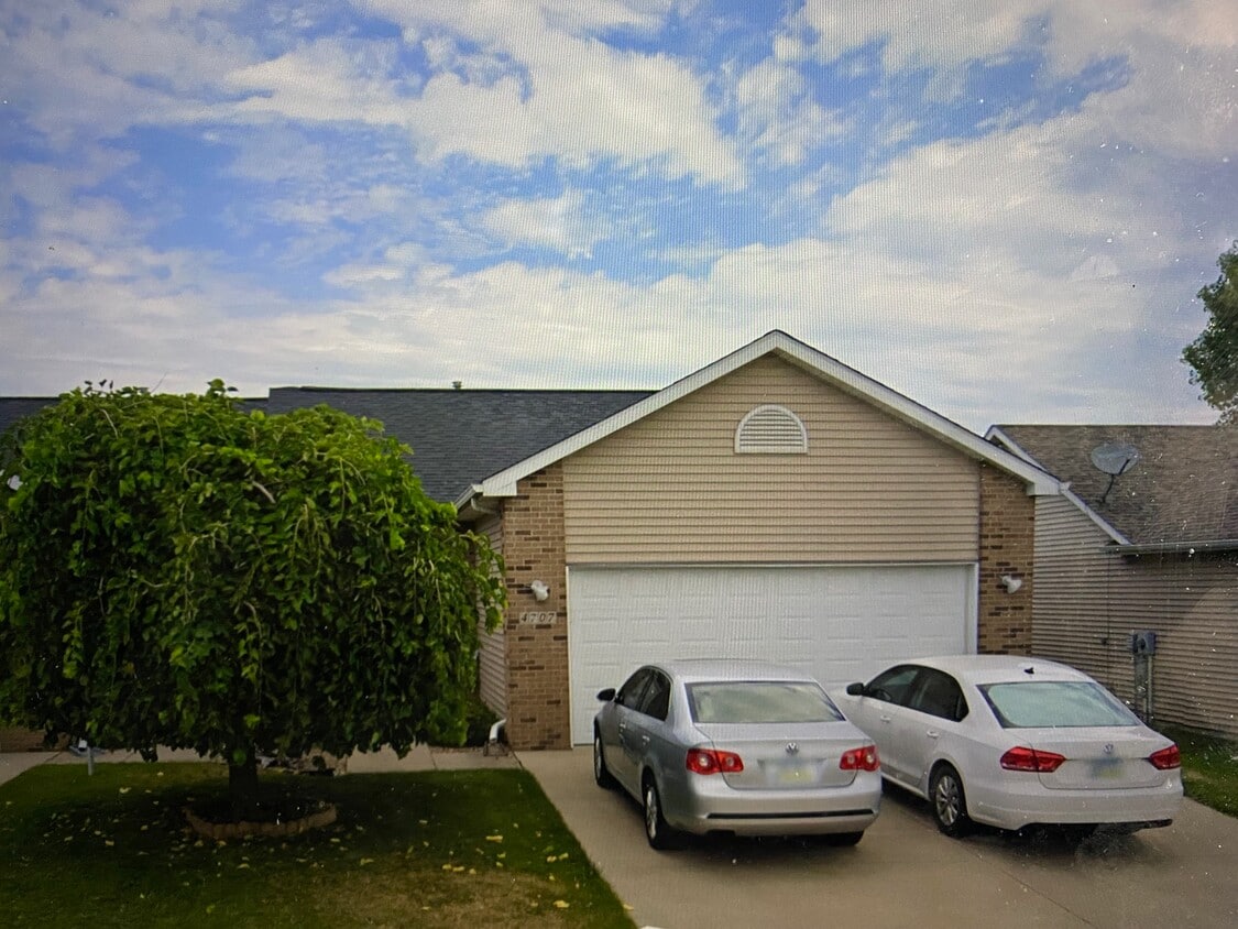 2 Car Garage - 4707 Twain St