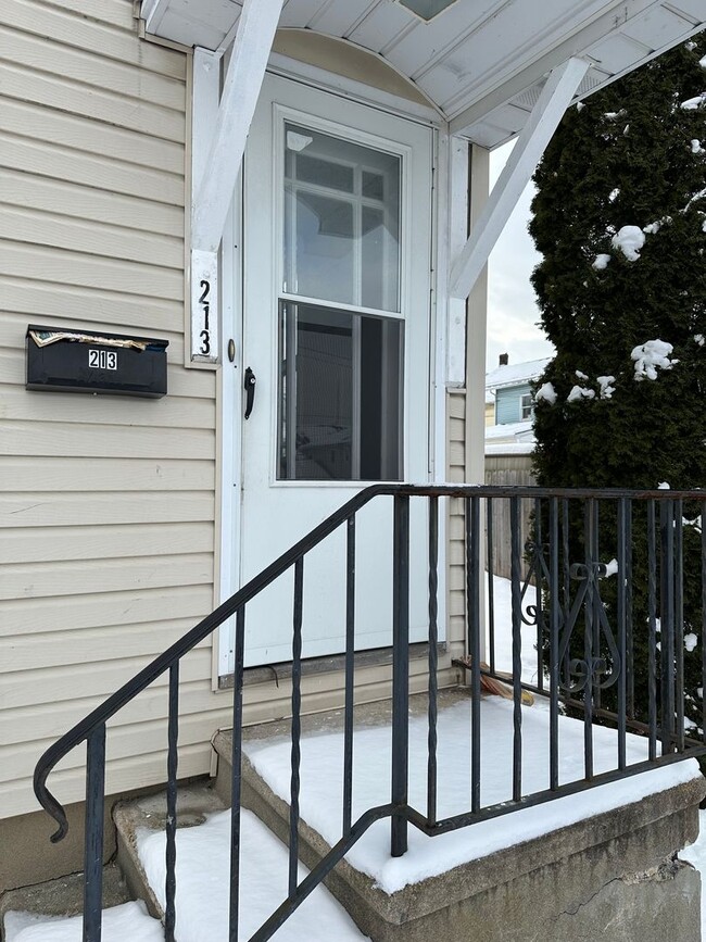 Building Photo - 213-215-215 E Franklin St