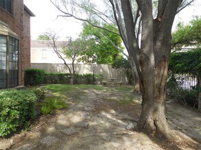 Building Photo - 2255 Braeswood Park Dr