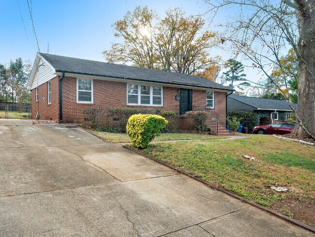 Foto del edificio - "Charming 3-Bed Home with Gleaming Hardwood Floors on Sheffield Road!"