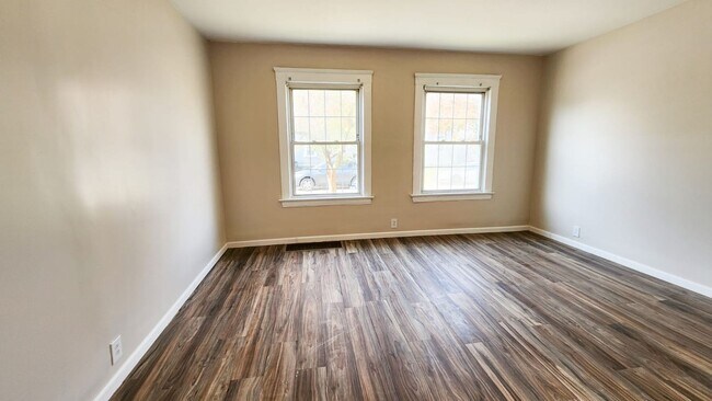 Building Photo - Rent ready!