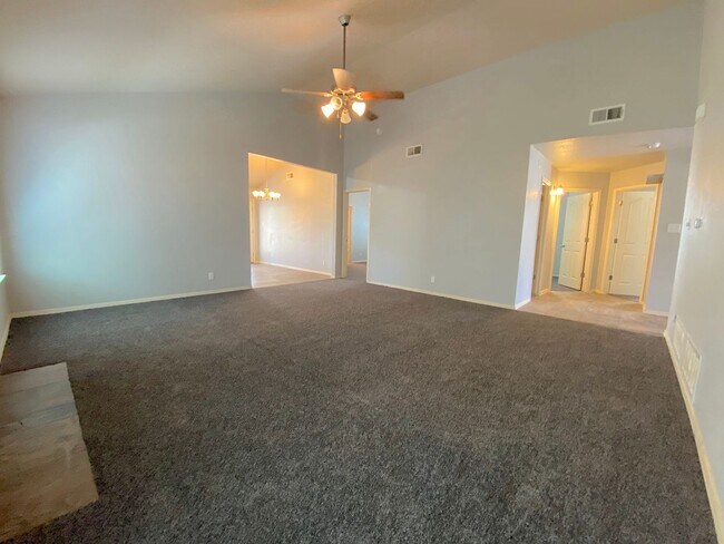 Foto del edificio - Sandstone Ranch Estates - 4Bed /3bath Refr...
