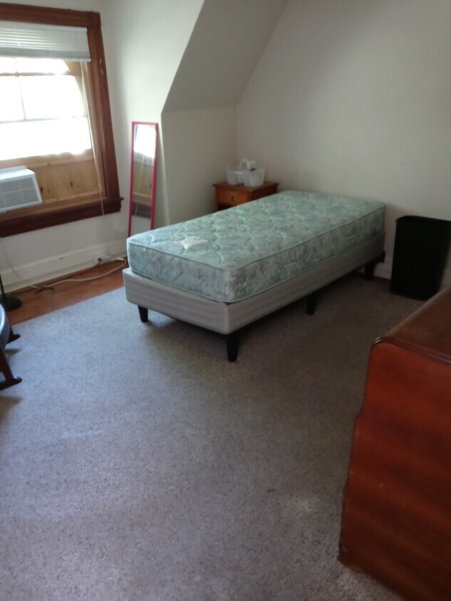 Furnished room for rent - 821 N 5th St