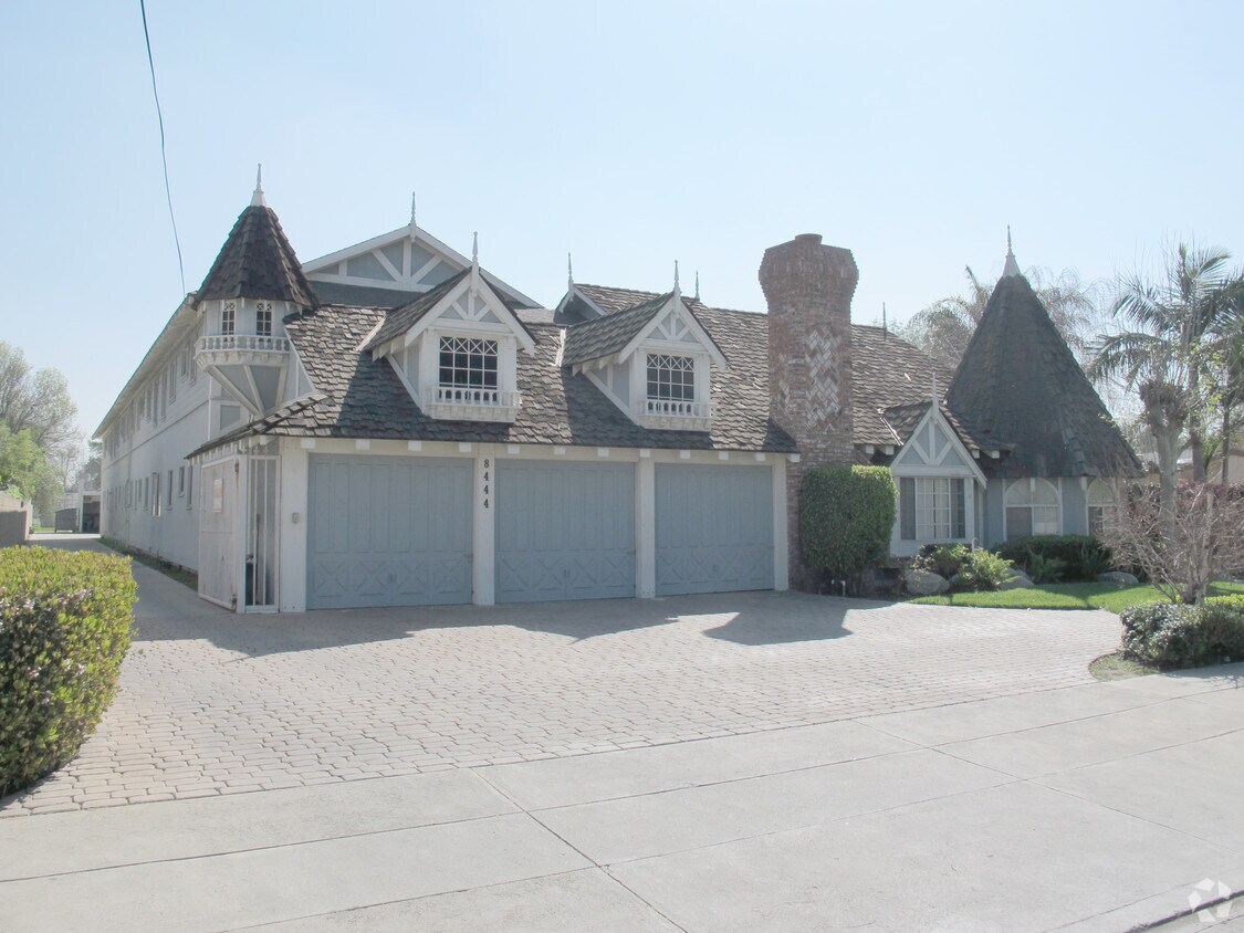 Building Photo - 8444 Burnet Ave