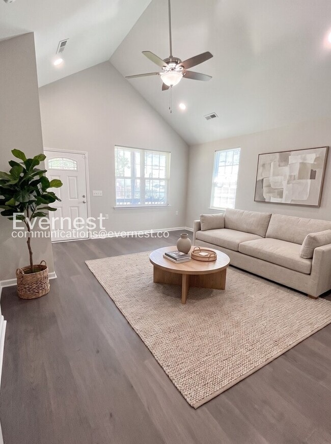 Building Photo - 3 Bed/2 Bath Home with Off-Street Parking / Pet-Friendly / Available Now!