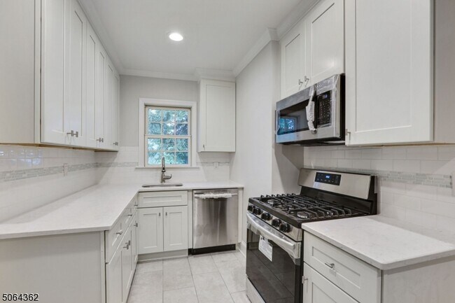 Building Photo - 304 N 10th St