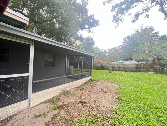 Building Photo - Must-See 2 Bedroom Home with Spacious Yard...