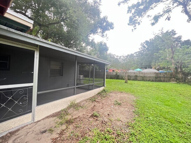 Foto del edificio - Must-See 2 Bedroom Home with Spacious Yard...