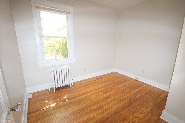 Building Photo - 3 br, 1 bath  - 2283 Shady Ave 2283