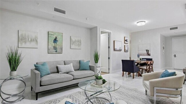 Building Photo - Stunning Furnished One St. Pete Rental