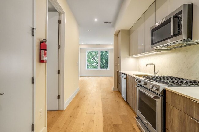 Building Photo - Modern + Bright Two Bedroom Condo in Petwo...