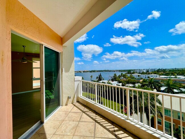 Building Photo - 804 E Windward Way