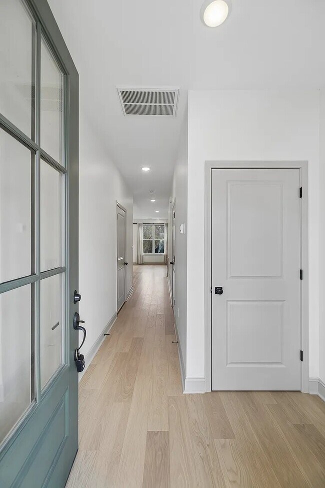 Foto del edificio - 8416 Whisper Ln