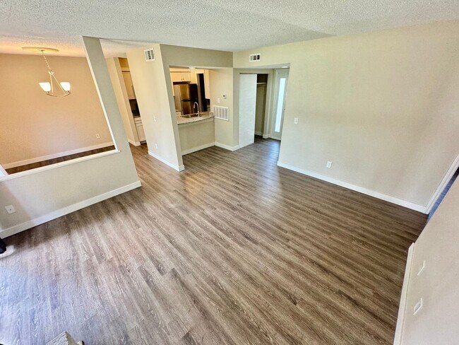 Foto del edificio - Sweet 2-Bedroom Garden Condo in South Char...