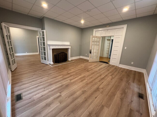 Building Photo - Spacious apartment in historic house!