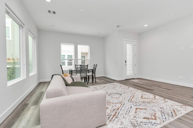 Foto del edificio - 3360 Pinemont Dr