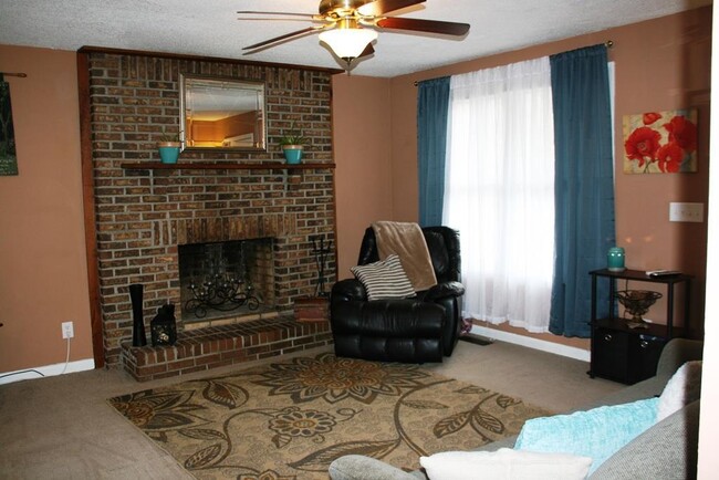 Building Photo - 1148 Chapel Hill Cir