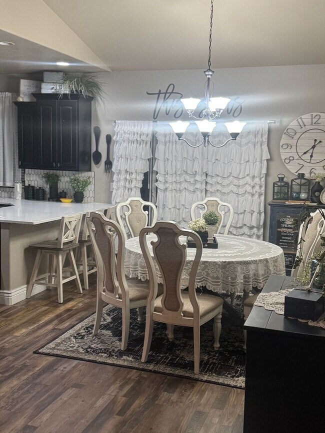 Foto del edificio - 5 bedrooms 3.5 bathrooms in Sugar City