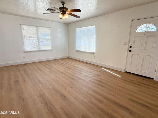 Foto del edificio - 2817 N 30th Pl