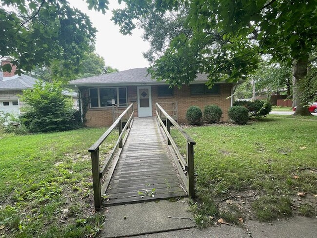 Foto del edificio - 2 Bedroom Duplex on Great Corner Lot in Urbana!
