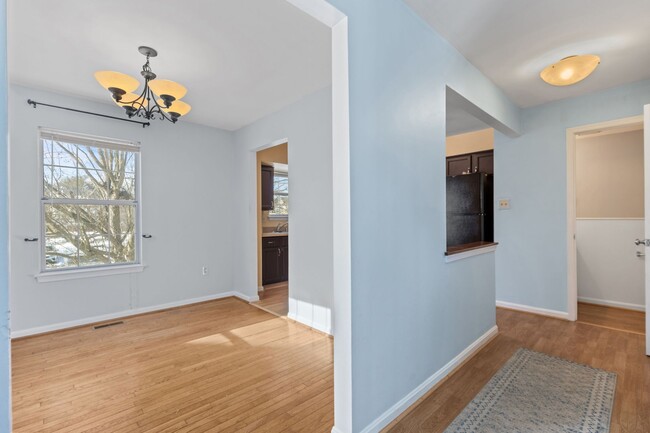 Building Photo - Beautifully maintained END UNIT townhouse ...