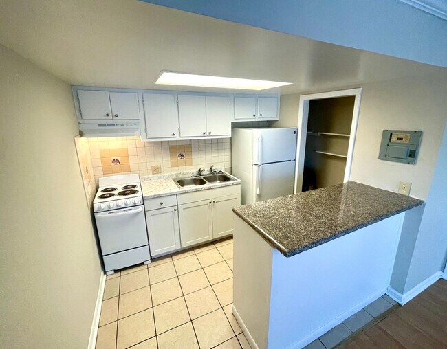 Foto del edificio - 1BD/1BA Apartment off Curry Ford in Henley...