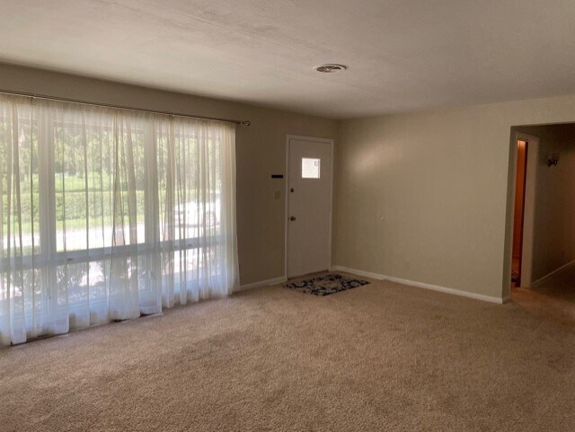 Spacous living room - 124 Bethany Pike
