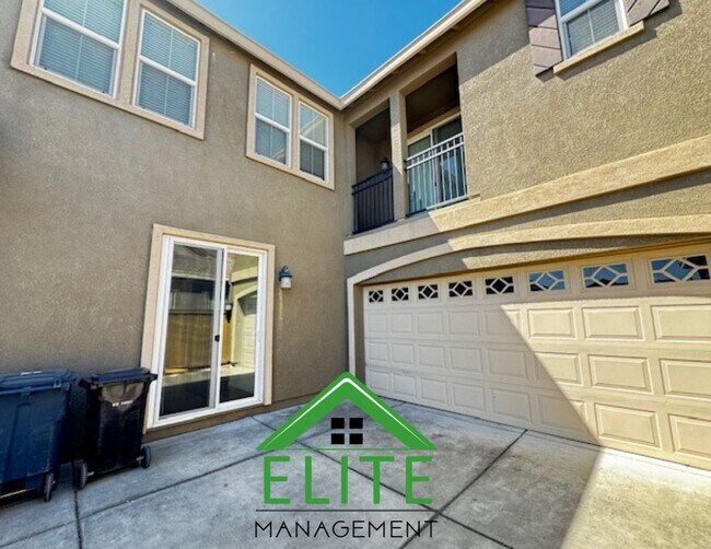 Foto del edificio - **SOLAR PANELS AND FORMER MODEL HOME!!**