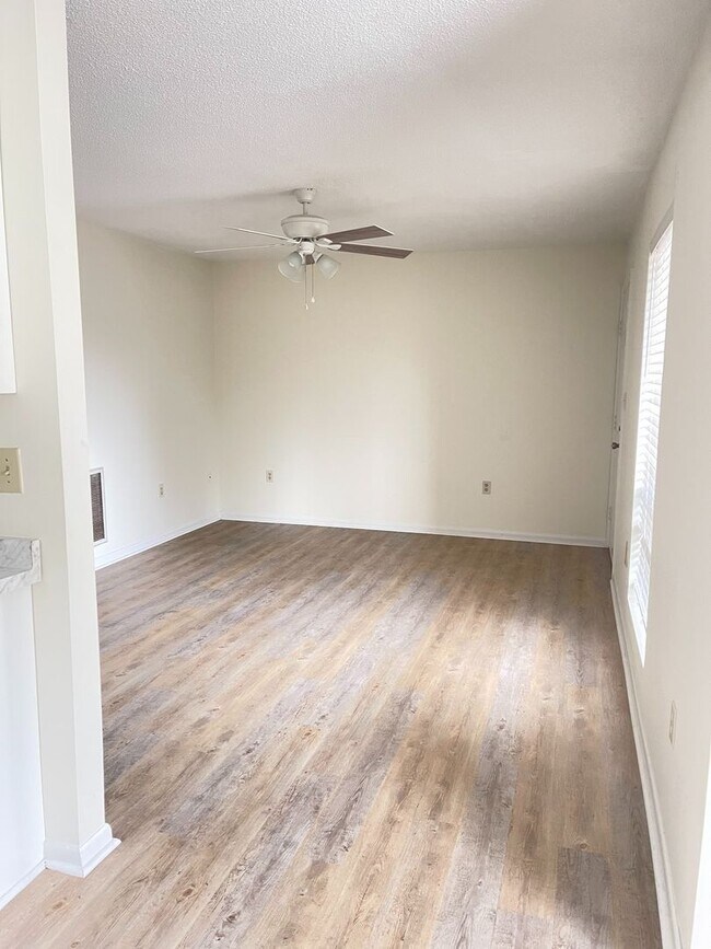 Foto del edificio - Newly updated 2 bedroom 1 bathroom condo.