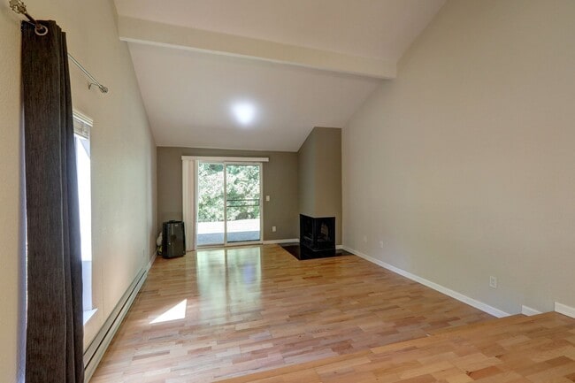 Building Photo - Amazing Bridle Trails 3BR 1.75BA Townhome ...