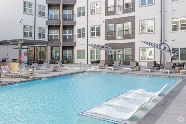 Pool Courtyard - Matador