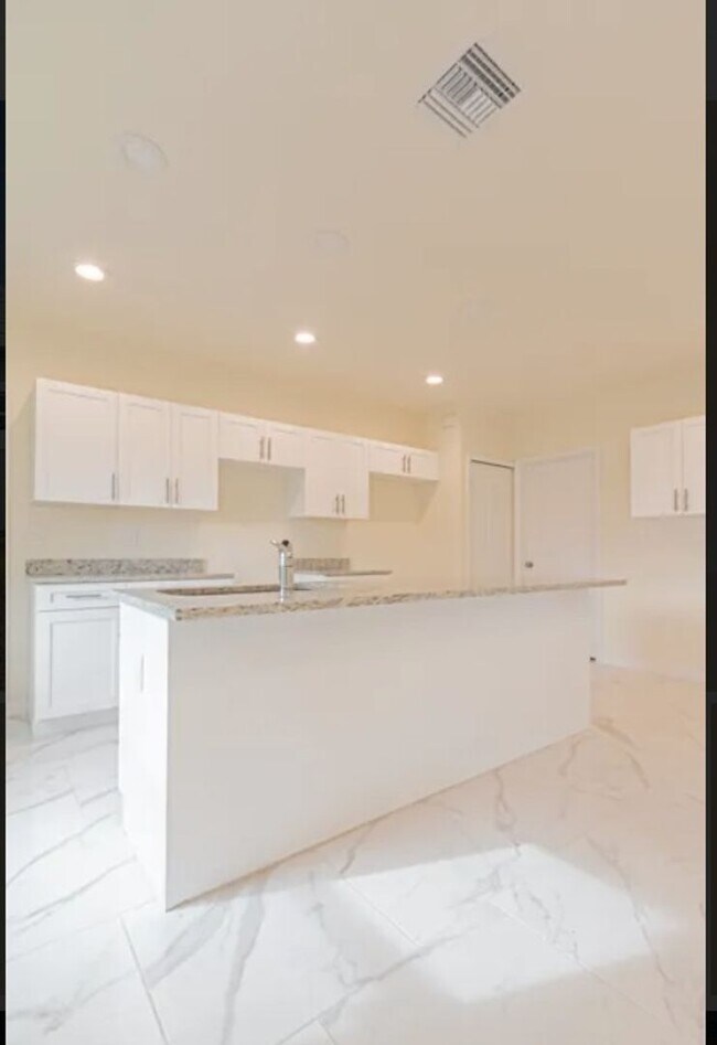 Building Photo - Great Location in Lake Placid-Large Three Bedroom-Two Bath+ a DEN!!