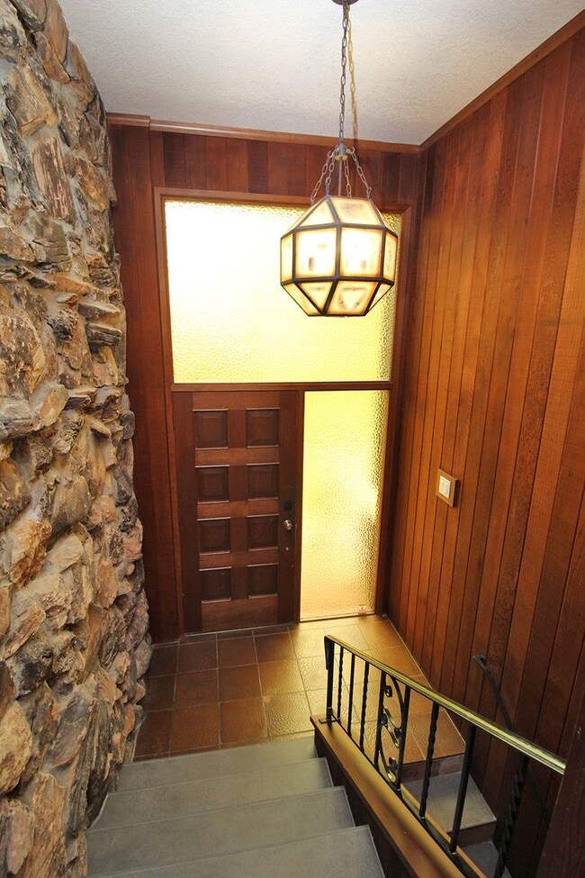 Building Photo - Beautifully Remodeled 3 Bedroom/2 Bath West Slope Mid-Century Home