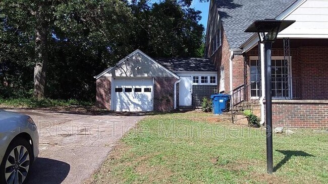 Foto del edificio - 229 Pinewood Ave